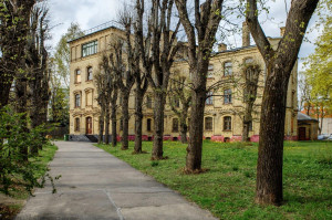 Kādreizējā Rīgas Vieglās rūpniecības tehnikuma ēka Rīgā, A. Briāna ielā 13